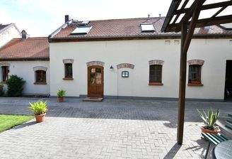 Seitenflügel mit Wohnung