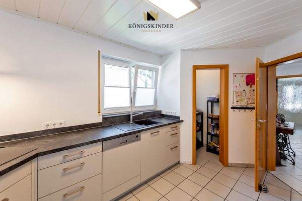 EG: Einbauküche mit praktischer Speisekammer