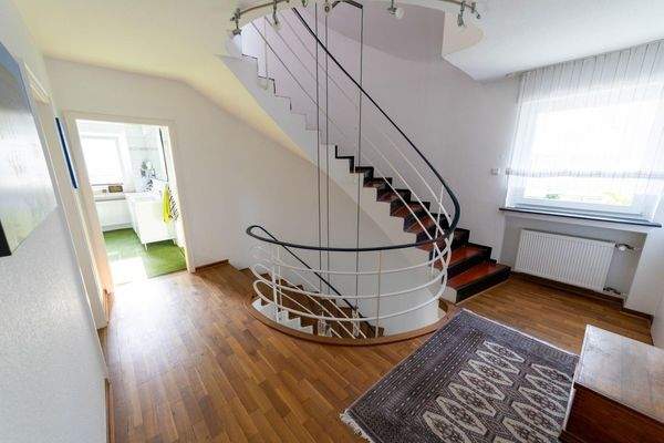 Flur OG mit Treppe zum DG