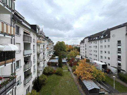 Ausblick auf grünen Innenhof