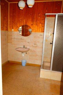 Bad mit Dusche.JPG
