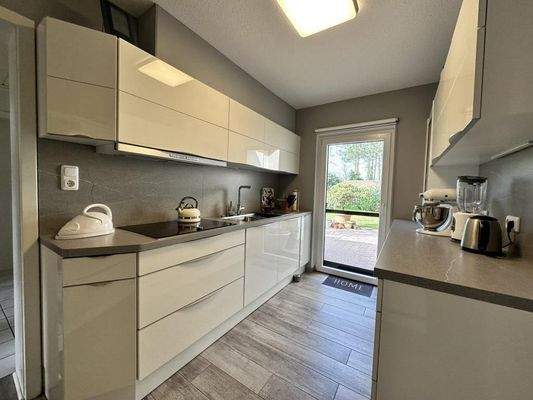 Küche mit Terrassenausgang
