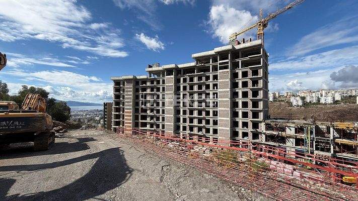 Panoramic Views Apartments in a Complex with a Pool in İzmir