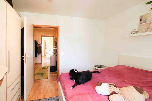 Schlafzimmer mit Tür zum Flur