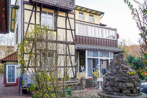 Terrasse und Hausrückseite 