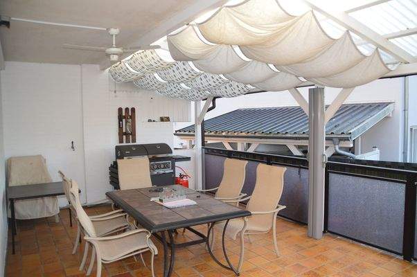 Überdachte Terrasse im Erdgeschoss