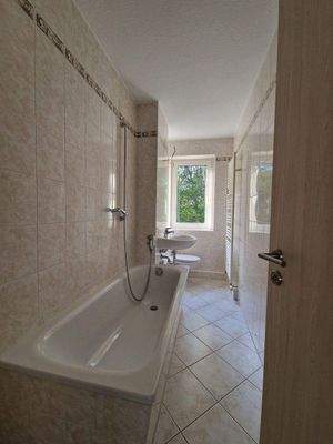 Bad mit Fenster und Badewanne