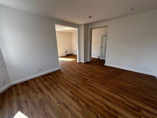 Wohnzimmer Blick zu Küche.jpeg