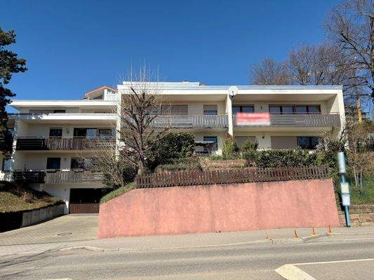 gepflegte Anlage mit Bushalt