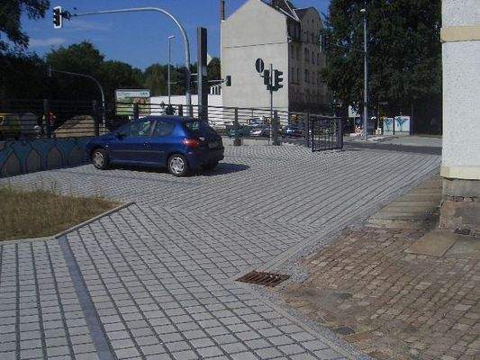 Die KFZ-Stellplätze im Grundstückseingangsbereich 