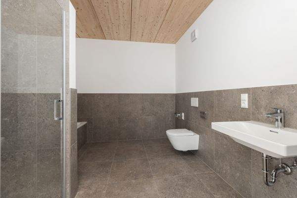 Bad mit Dusche u. Badewanne