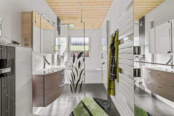 EG: saniertes modernes Badezimmer