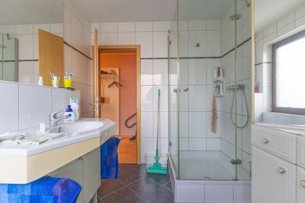 Tageslichtbad im EG mit Dusche