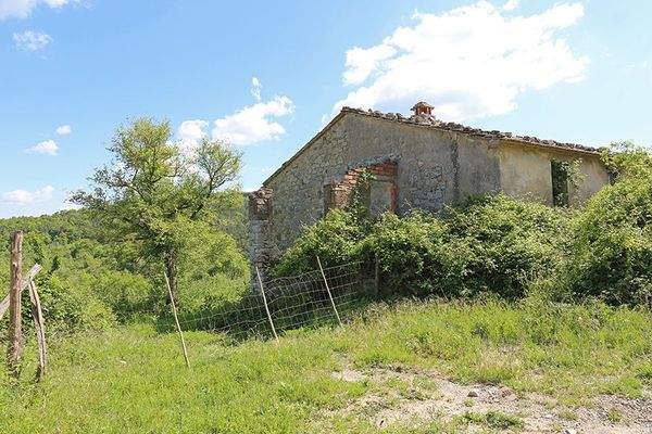 Restaurierungsbedürftiges Bauernhaus mit Nebengebäude in einmaliger Lage