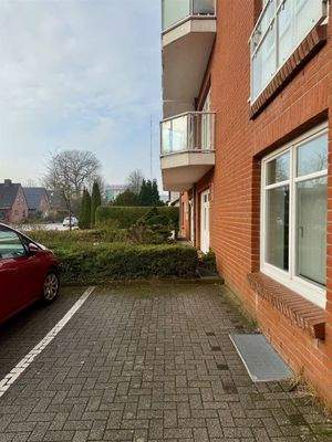 festzugeordneter Stellplatz vorne am Haus