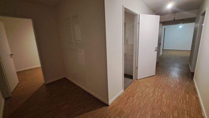 Leerer Flur mit Türen