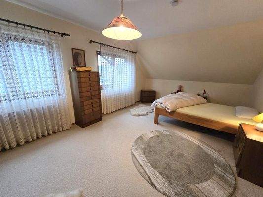 Großzügiges Schlafzimmer