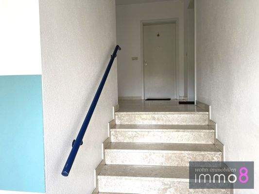 Treppenhaus mit Aufzug