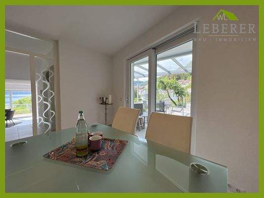 Große Fensterfronten an der Wohnküche