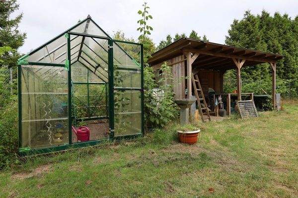 Gewächshaus und Unterstand