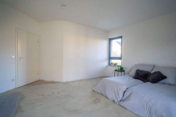 Der Raum hat eine komfortable Größe und bietet gut