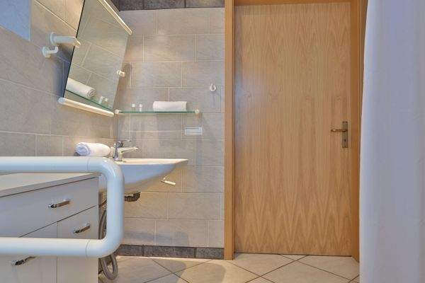 Duschbad mit höhenverstellbarem Waschtisch