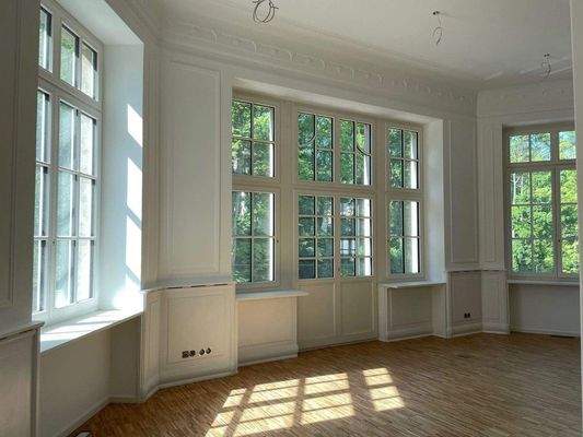 Wohnzimmer mit Zugang zum Balkon