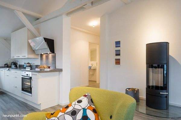 Küchenzeile und Kamin