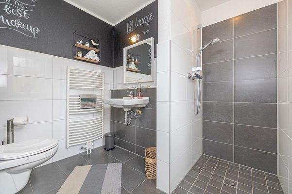 Gäste-WC mit Dusche