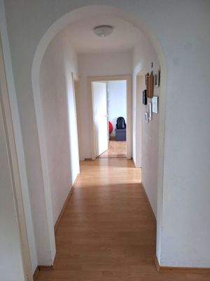 Heller Flur mit Holzboden