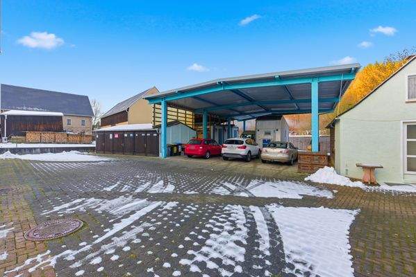 Nebengebäude mit Carport