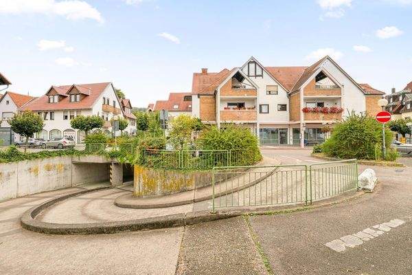 Außenansicht mit TG-Einfahrt