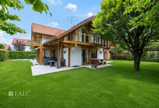 Gebäude mit Garten aus SüdWest KI-optimiert