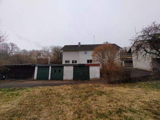 Nordansicht mit Garagen und Nebengebäude.jpg