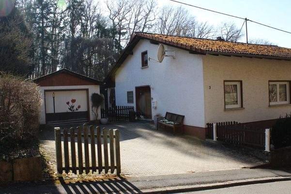 Großer Hof und zweite Garage