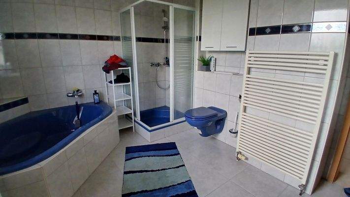 Bad mit Dusche, Eckbadewanne