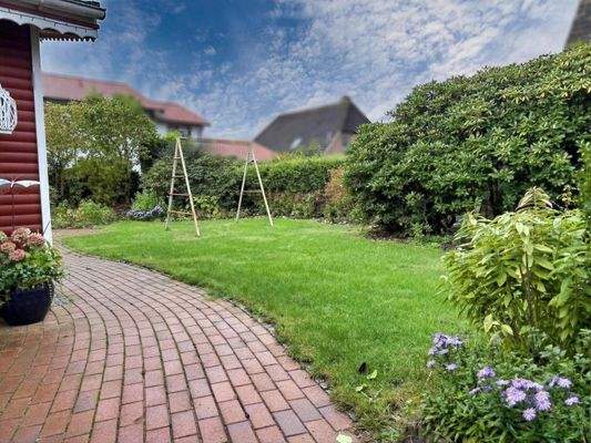 seitlicher Blick in den schönen Garten