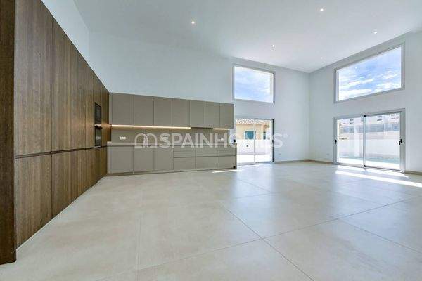 Luxe 3-Bedroom House with Private Swimming Pool in Finestrat