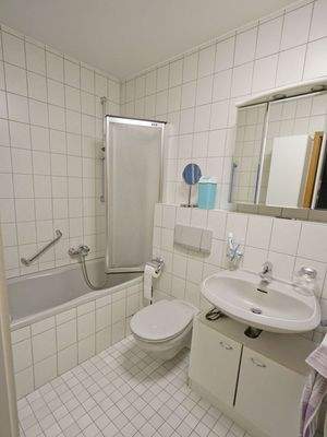 Weiteres Bad mit Wanne