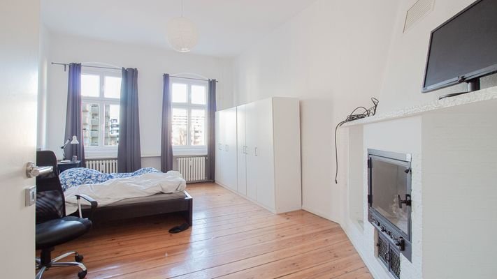 Schlafzimmer mit Kamin