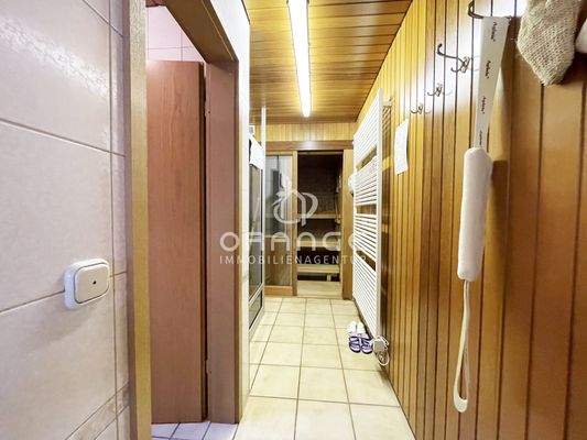 ...links Toilette, dann Dusche und geradeaus...