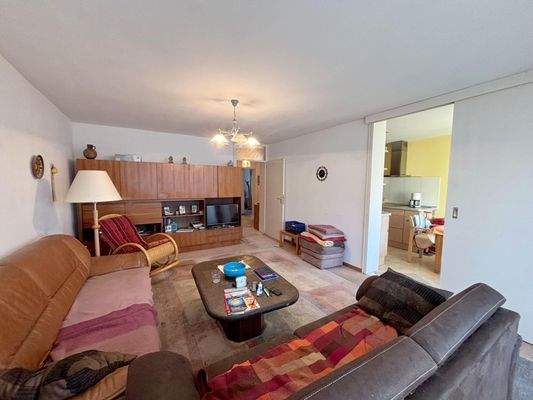 ... mit Durchgang zur Küche