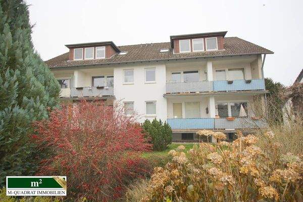 Straßenansicht mit Südwest-Ausrichtung des MFH u. Vorgarten