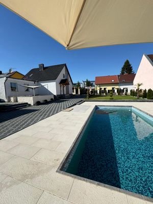 Hausansicht mit Pool