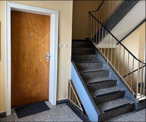 Treppenhaus mit Wohnungseingang