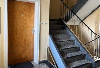 Treppenhaus mit Wohnungseingang