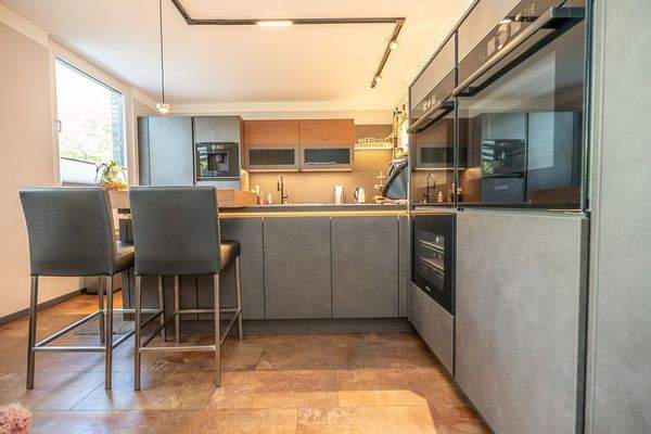 Traumküche mit integriertem Essplatz