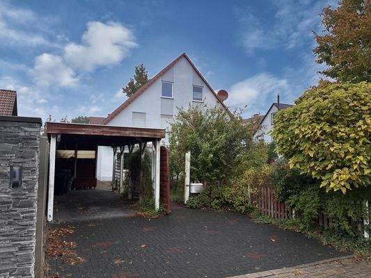 Einfahrt mit Carport