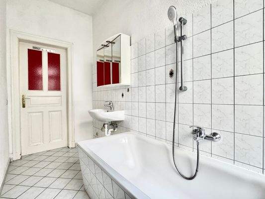 Badezimmer mit Badewanne und WM-Anschluss