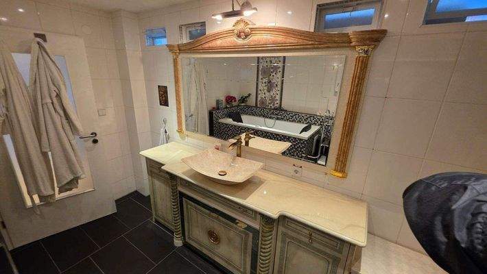 Bad mit Wanne und Dusche ohne Fenster Bild 3.jpg